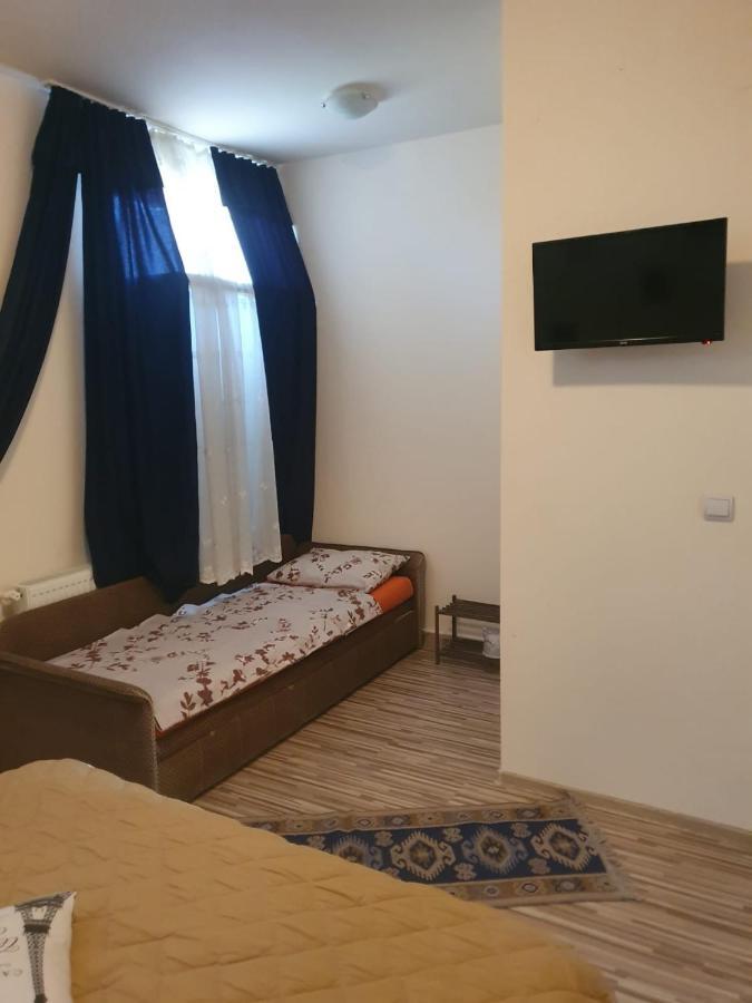 Отель Relax Haus Хунедоара Экстерьер фото